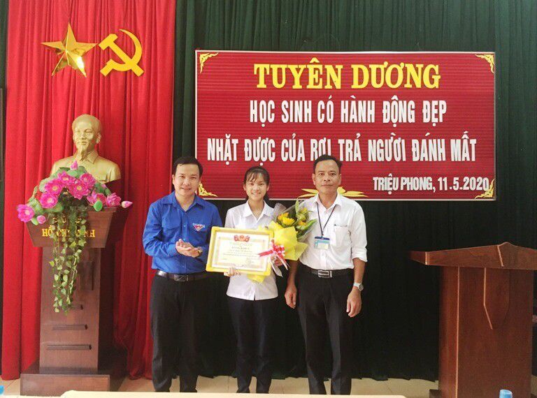 Tuyên dương 2 học sinh “nhặt được của rơi trả lại người đánh mất”