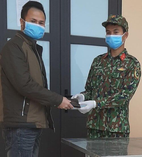 Chiến sĩ trẻ trả lại ví nhặt được của người dân tại khu cách ly