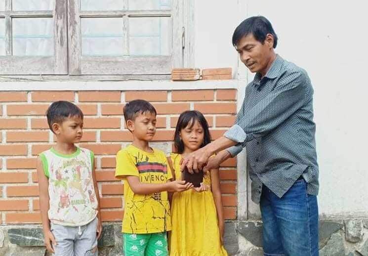 Hành động đẹp của 3 học sinh nhỏ tuổi Quảng Nam