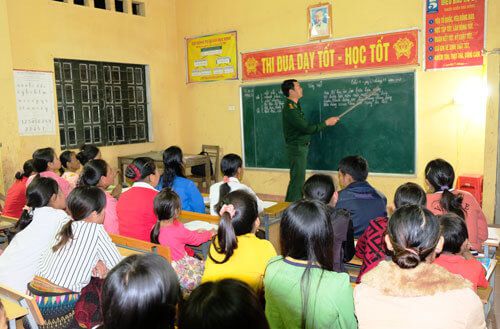 Lớp học đặc biệt của thầy giáo quân hàm xanh