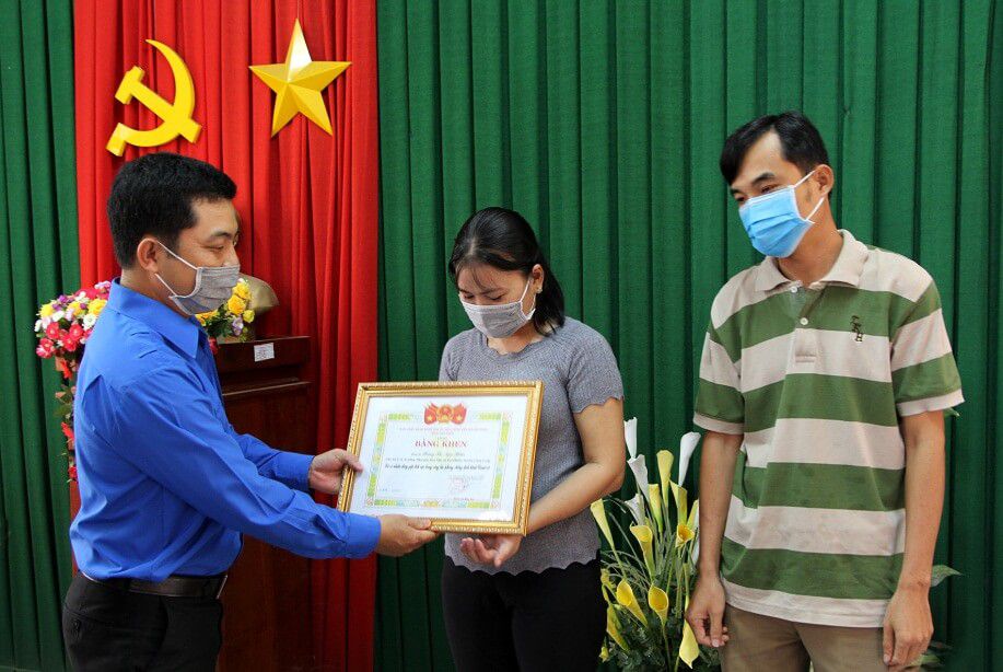 Trà Vinh: 02 tình nguyện viên tiêu biểu tham gia hỗ trợ tại khu cách ly Covid-19