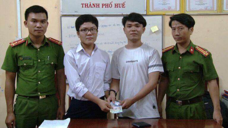 Học sinh nghèo không tham của rơi