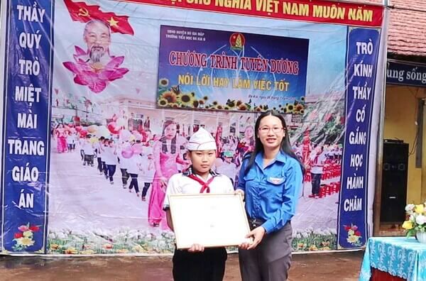 Tặng bằng khen cho học sinh nhặt được 50 triệu đồng trả lại người bị mất