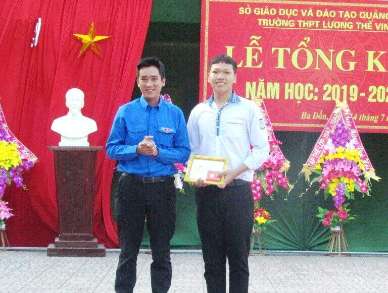 Trao huy hiệu “Tuổi trẻ dũng cảm” cho nam sinh Quảng Bình cứu người đuối nước