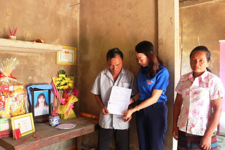 Truy tặng huy hiệu “Tuổi trẻ dũng cảm” cho cô gái Bru-Vân Kiều