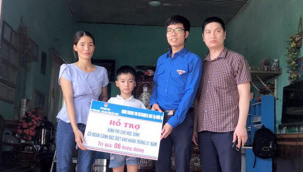 Hỗ trợ 02 học sinh có hoàn cảnh đặc biệt khó khăn đón năm học mới