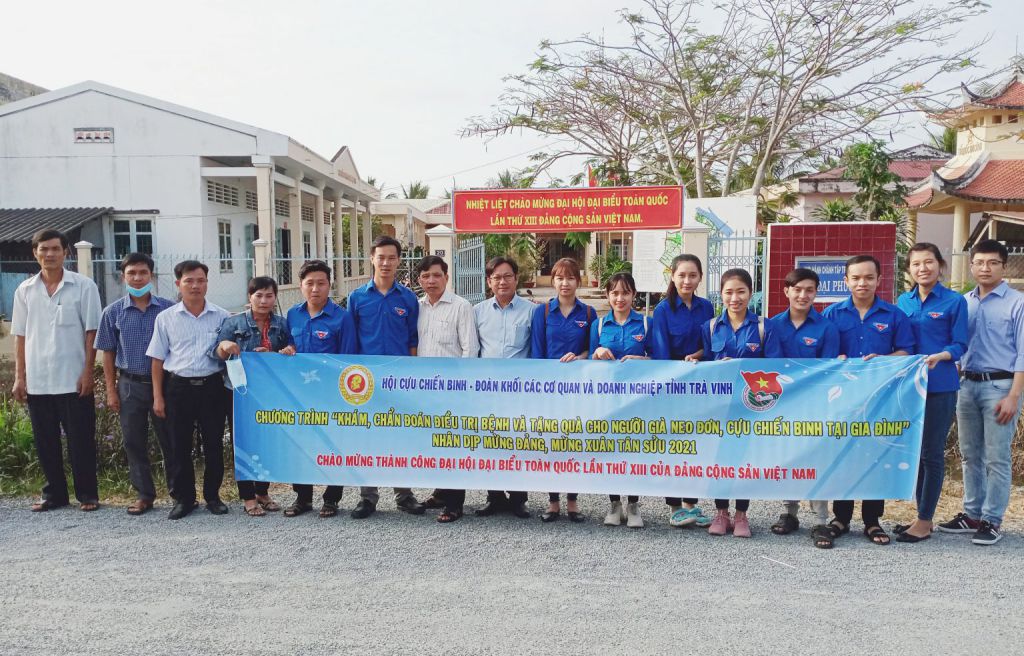 Đoàn khối – Hội Cựu chiến binh khối các cơ quan và doanh nghiệp tỉnh phối hợp tổ chức chương trình tặng quà, khám bệnh cho người dân