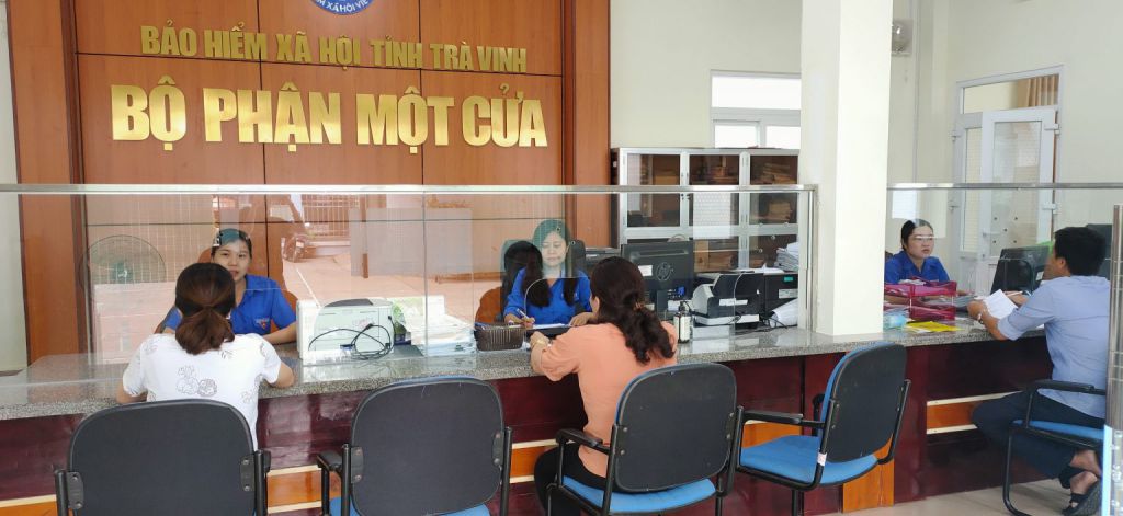 Tuổi trẻ Đoàn khối ra quân “Ngày thứ bảy tình nguyện” giải quyết thủ tục hành chính cho người dân trong Tháng Thanh niên 2021