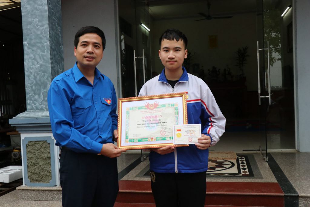 Bắc Ninh: Trao tặng huy hiệu Tuổi trẻ dũng cảm cho học sinh cứu người đuối nước