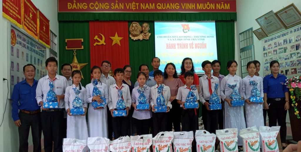 Chi đoàn Sở Lao động – Thương binh và Xã hội Tổ chức hành trình về nguồn thăm và tặng quà cho các em học sinh có hoàn cảnh khó khăn