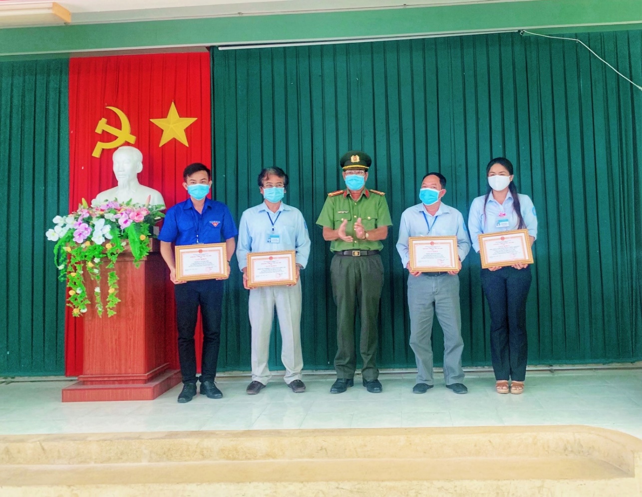 Chi đoàn Trung tâm Kiểm soát bệnh tật Trà Vinh: Nhận giấy khen trong hoạt động phối hợp phòng, chống dịch bệnh Covid-19