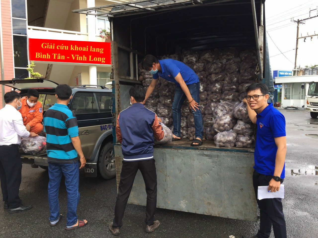 Đoàn thanh niên Công ty Điện lực Trà Vinh trợ giúp nông dân giữa mùa dịch Covid-19
