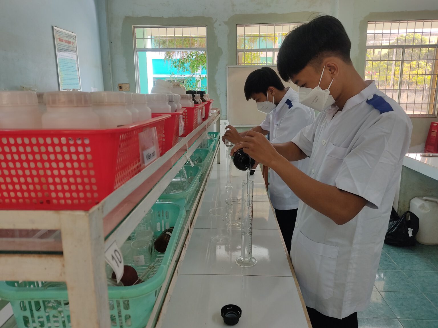 Đoàn trường Cao đẳng Y tế Trà Vinh tổ chức hoạt động nghiên cứu khoa học về “bào chế dung dịch sát khuẩn” chuẩn bị cho năm học mới