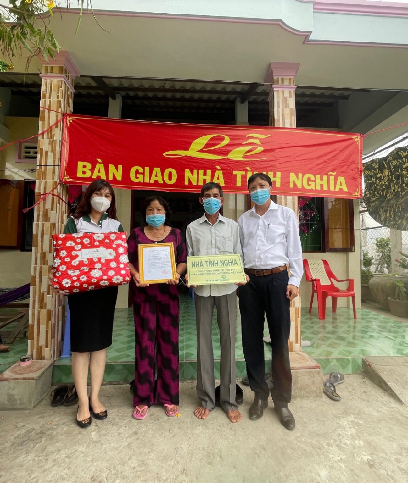 Chi đoàn Vietcombank Trà Vinh tổ chức bàn giao 02 căn nhà tình nghĩa cho gia đình người có công tại xã Vinh Kim, huyện Cầu Ngang
