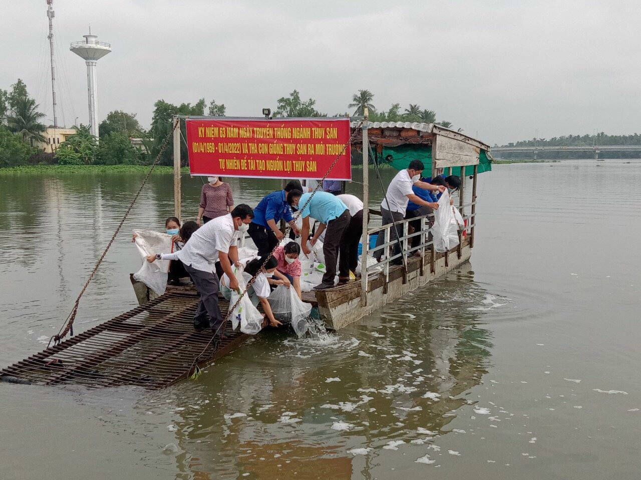 Đoàn Thanh niên Sở Nông nghiệp và Phát triển nông thôn tham gia thả con giống ra môi trường tự nhiên
