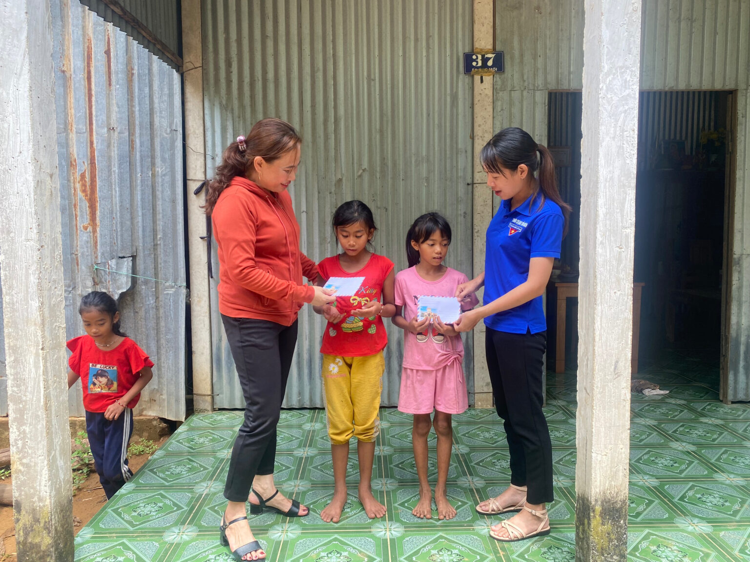 Chi đoàn cơ quan Tỉnh đoàn trao học bổng cho thiếu nhi nhân dịp lễ Sêne Đôlta năm 2022