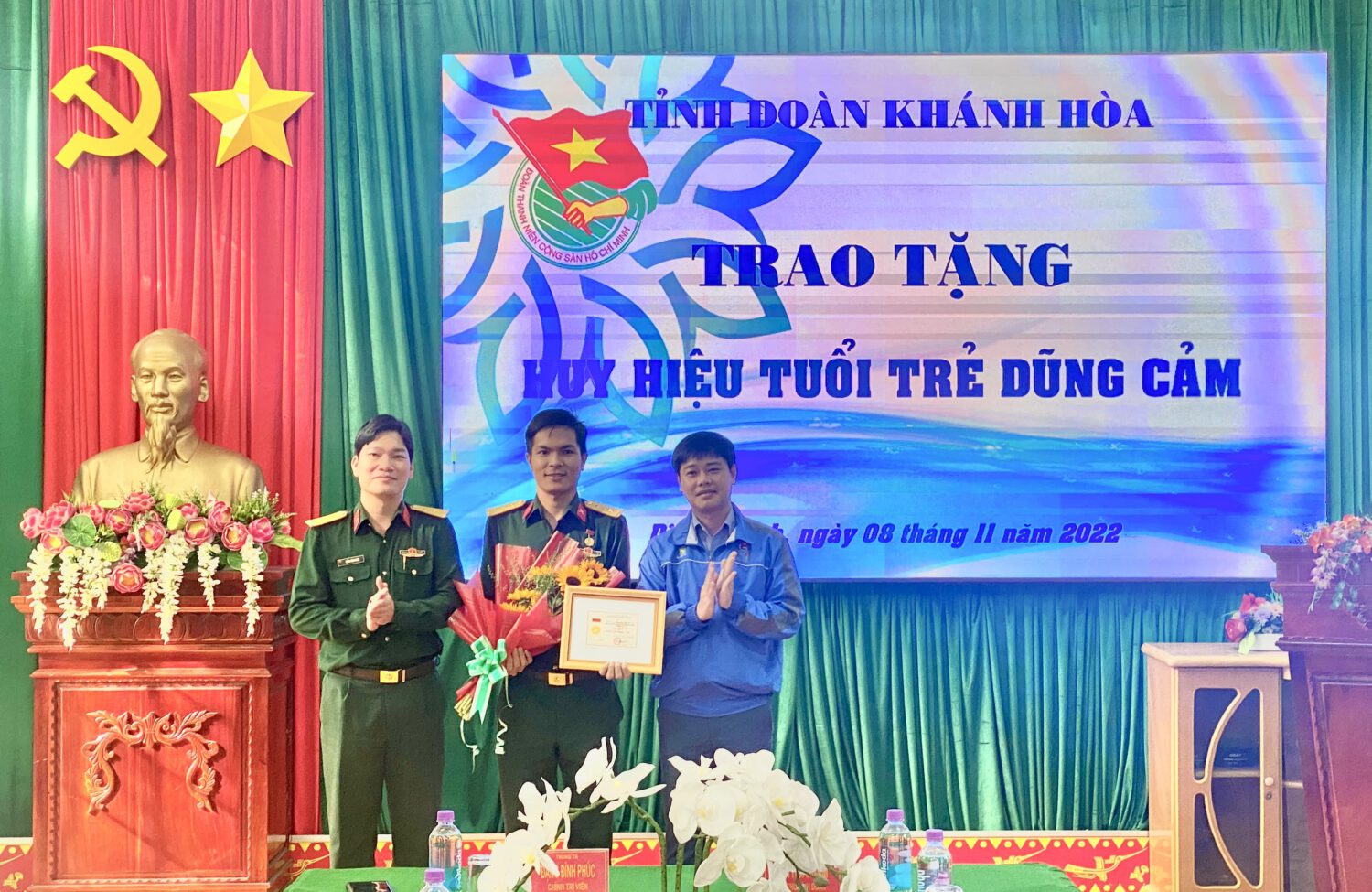 Trao tặng Huy hiệu Tuổi trẻ dũng cảm cho sĩ quan trẻ Nguyễn Thành Trì
