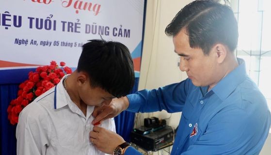 Nhiều tấm gương thanh niên quên mình cứu người được T.Ư Đoàn tặng huy hiệu Tuổi trẻ dũng cảm ảnh 2