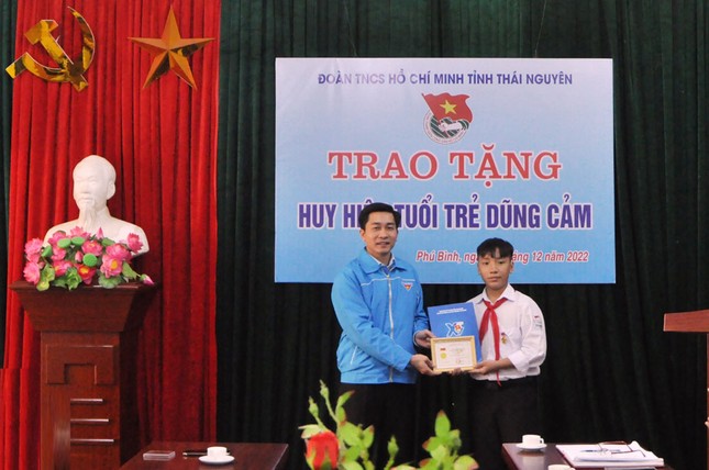 Nhiều tấm gương thanh niên quên mình cứu người được T.Ư Đoàn tặng huy hiệu Tuổi trẻ dũng cảm ảnh 7