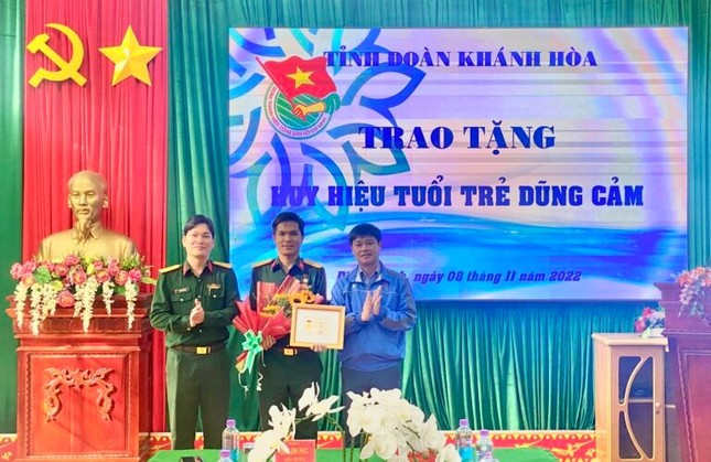 Nhiều tấm gương thanh niên quên mình cứu người được T.Ư Đoàn tặng huy hiệu Tuổi trẻ dũng cảm ảnh 6