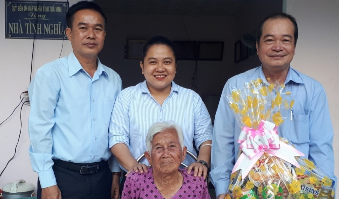 Chi đoàn Sở Thông tin và Truyền thông thăm, tặng quà Mẹ Việt Nam anh hùng Võ Thị Hường