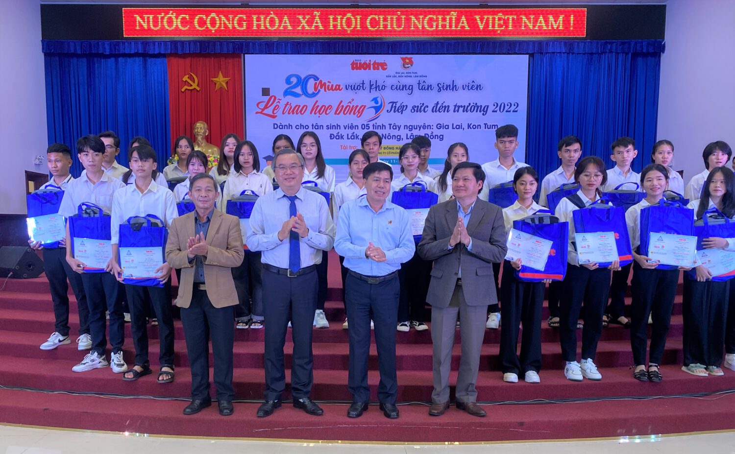 69 suất học bổng “Tiếp sức đến trường” được trao cho Tân sinh viên khó khăn khu vực Tây Nguyên