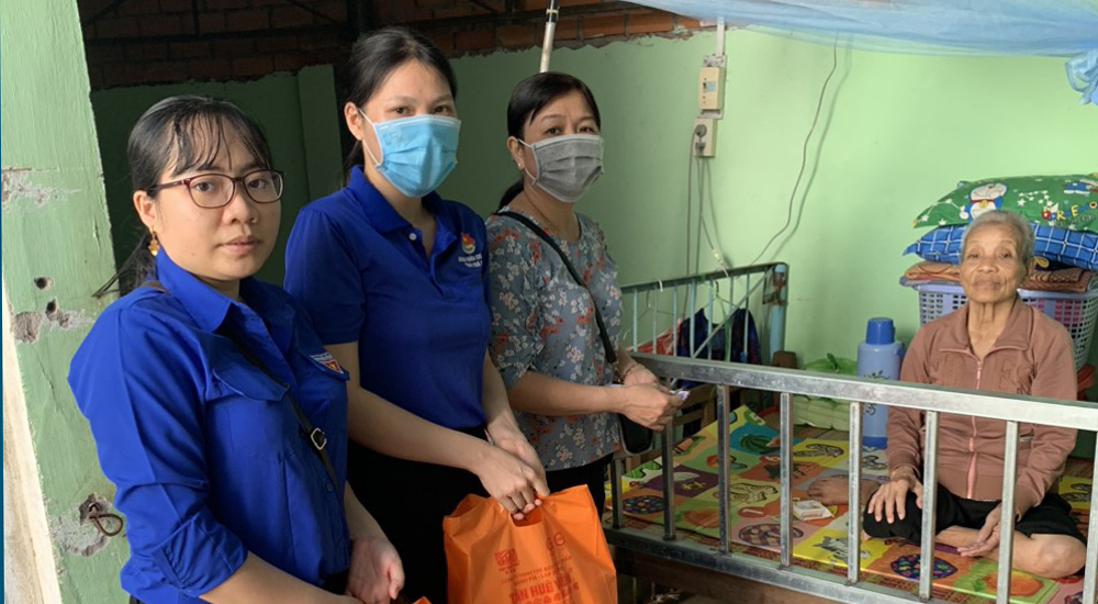 Chi đoàn Sở Tư pháp đến thăm và tặng quà Tết tại Nhà Dưỡng lão Chùa Liên Bửu