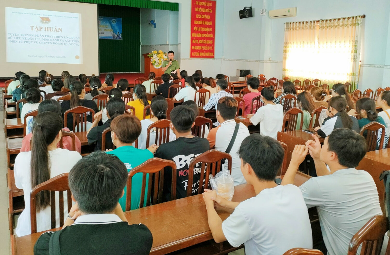 Đoàn trường Cao đẳng y tế Trà Vinh phối hợp tổ chức chương trình nâng cao năng lực số và tuyên truyền, hướng dẫn đoàn viên, thanh niên cài đặt, sử dụng ứng dụng định danh điện tử VNeID