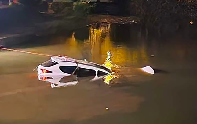 Trao Huy hiệu Tuổi trẻ dũng cảm cho nam thanh niên cứu người ở hồ Xuân Hương ảnh 2