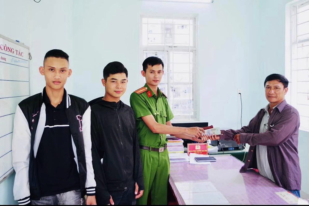 Quảng Ngãi: Hai thanh niên nhặt được hơn 50 triệu đồng trả lại cho người đánh rơi