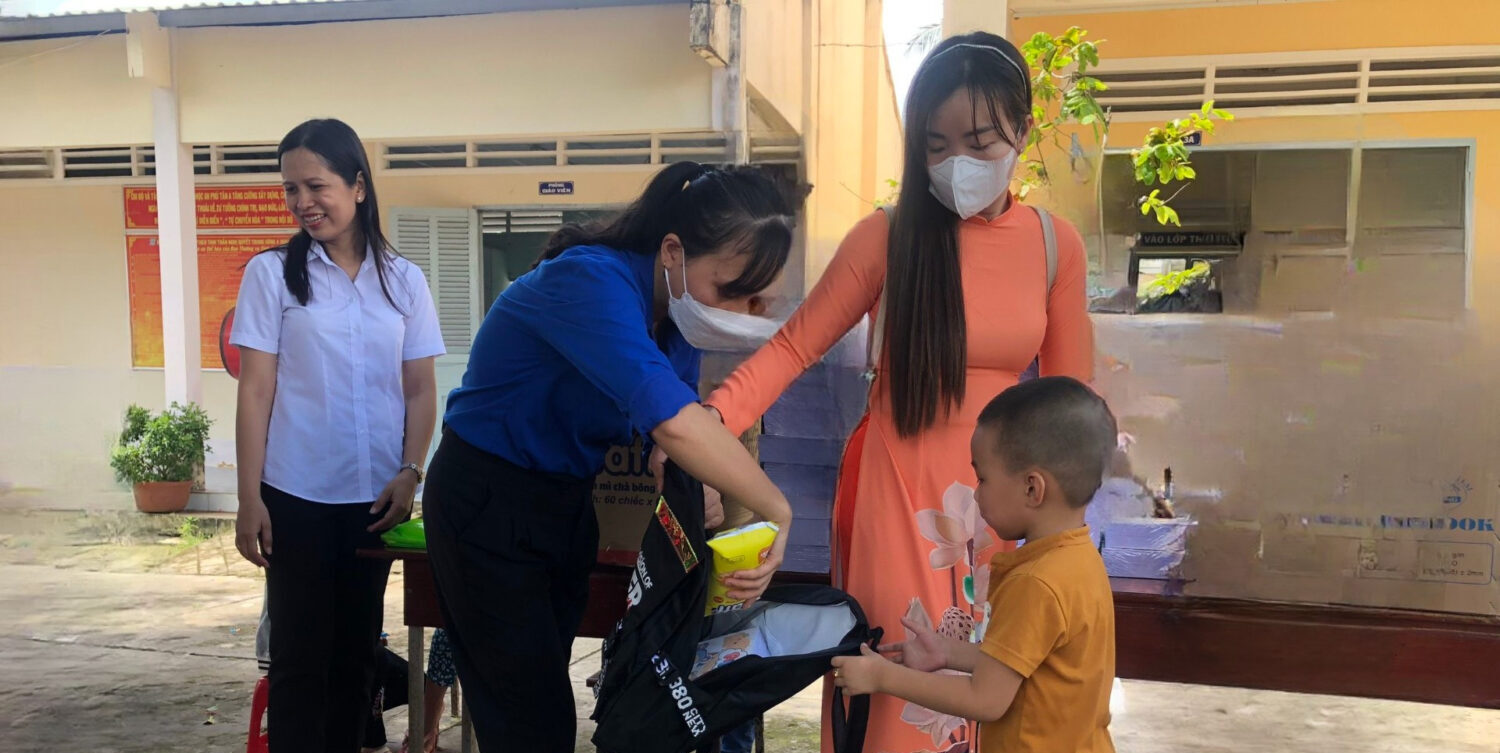 Đoàn cơ sở Sở Văn hóa, Thể thao và Du lịch thăm, tặng quà cho học sinh có hoàn cảnh khó khăn tại xã An Phú, huyện Cầu Kè