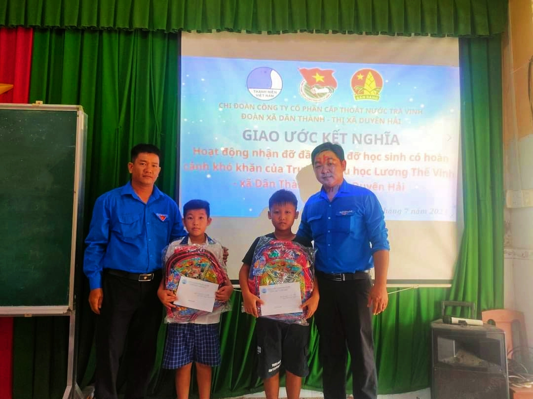 Chi đoàn Công ty Cổ phần Cấp thoát nước Trà Vinh ký kết nghĩa với Xã đoàn Dân Thành, Thị xã Duyên Hải