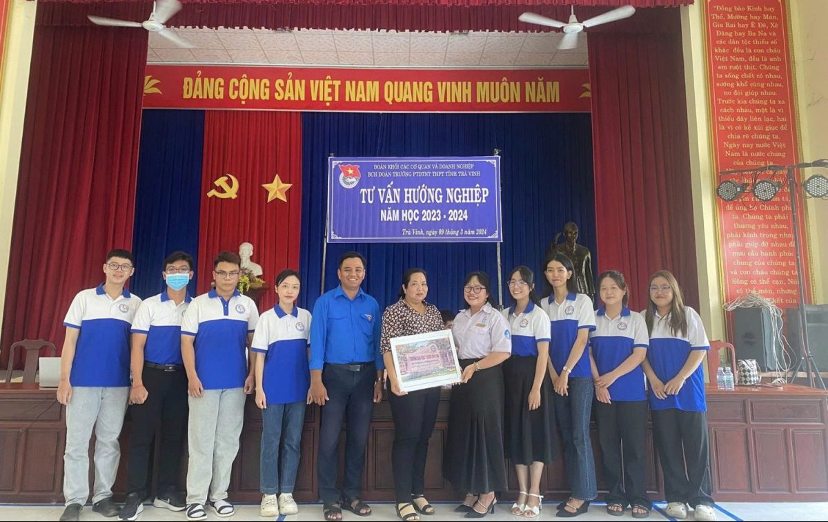 Đoàn trường Phổ thông DTNT – THPT tỉnh tổ chức chương trình tư vấn, hướng nghiệp cho học sinh năm học 2023 – 2024