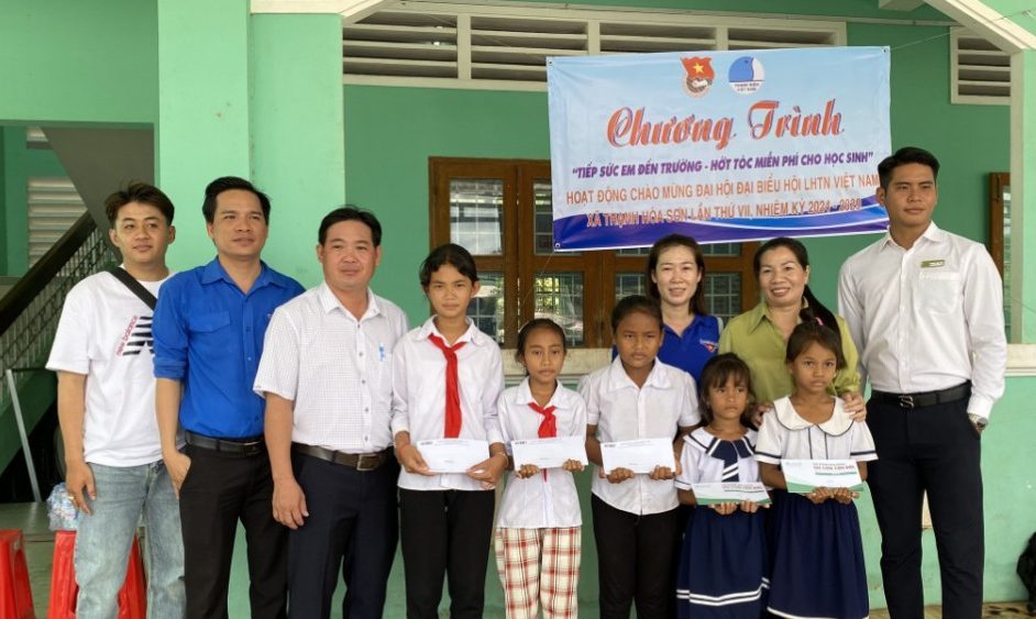 Chi đoàn Đài PT&TH Trà Vinh trao học bổng – cắt tóc miễn phí cho học sinh trường tiểu học Thạnh Hoà Sơn
