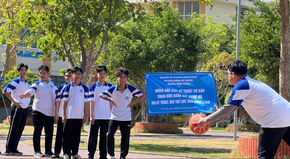 Đoàn trường THPT Chuyên Nguyễn Thiện Thành tổ chức các hoạt động rèn luyện thể lực cho học sinh năm 2024