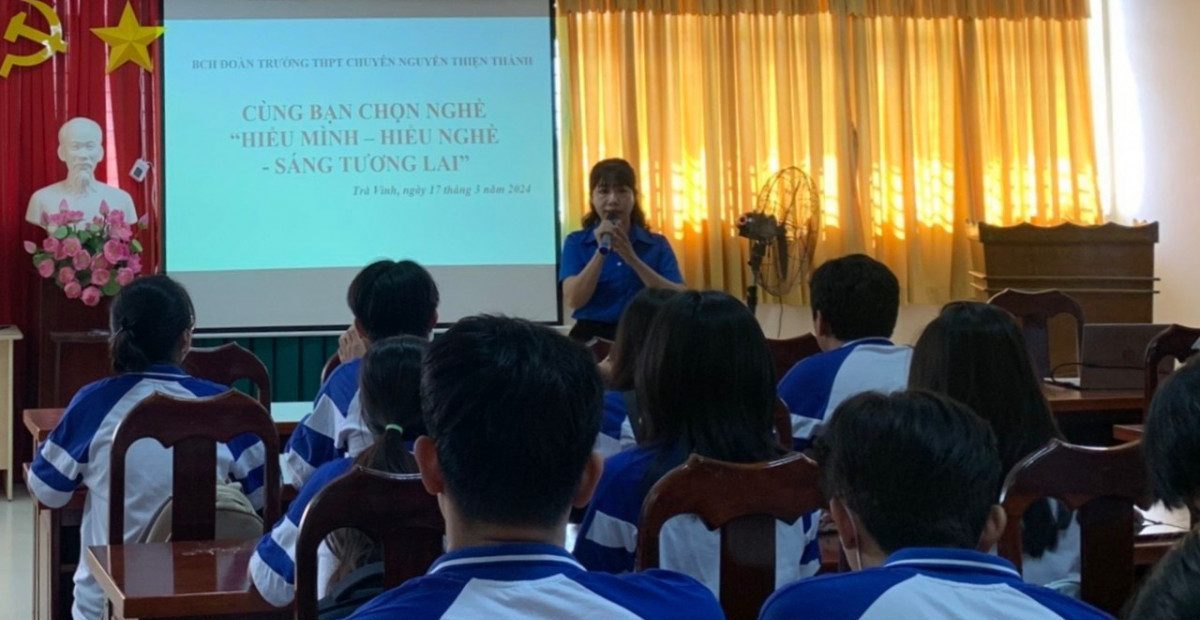 Đoàn trường THPT Chuyên Nguyễn Thiện Thành tổ chức tư vấn, hướng nghiệp cho học sinh năm học 2023 – 2024