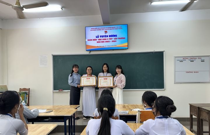 Đoàn trường THPT Chuyên Nguyễn Thiện Thành tổ chức tuyên dương danh hiệu “học sinh 3 tốt” cấp trường năm học 2023 – 2024