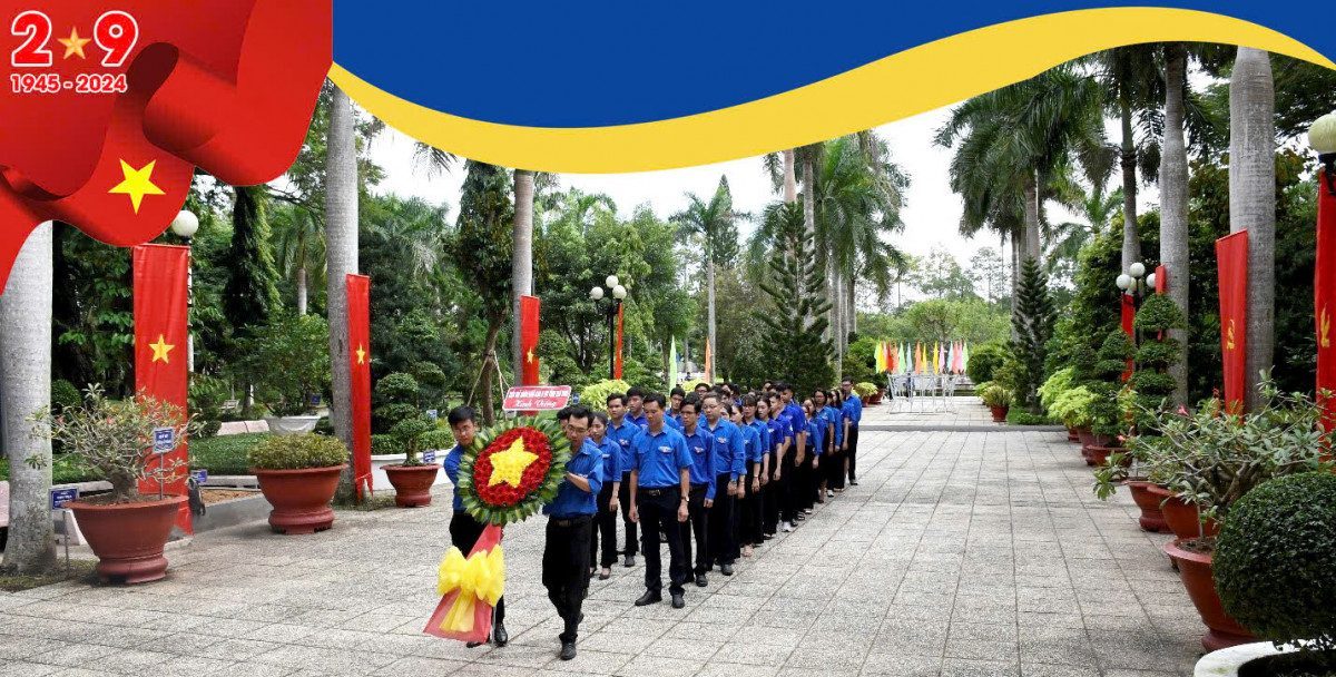 Tuổi trẻ Đoàn khối dâng hoa, dâng hương tại Khu Di tích lịch sử Đền thờ Chủ tịch Hồ Chí Minh