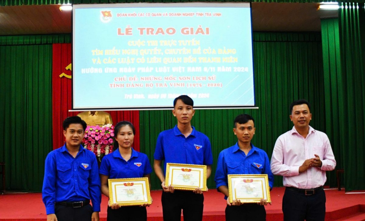 Đoàn khối tổ chức Lễ trao giải cuộc thi trực tuyến tìm hiểu nghị quyết, chuyên đề của Đảng và các Luật liên quan đến thanh niên, hưởng ứng Ngày Pháp luật Việt Nam (9/11) năm 2024