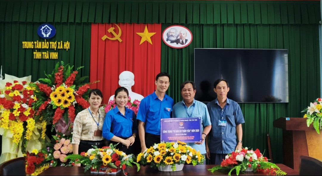 Đoàn khối trao Công trình “Vì đàn em thân yêu” Chào mừng kỷ niệm 75 năm Ngày truyền thống học sinh, sinh viên và Hội sinh viên Việt Nam (09/01/1950 – 09/01/2025)