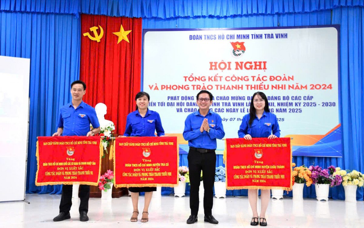 Đoàn khối được Ban Chấp hành Tỉnh đoàn tặng cờ thi đua đơn vị xuất sắc trong công tác Đoàn và phong trào thanh niên năm 2024