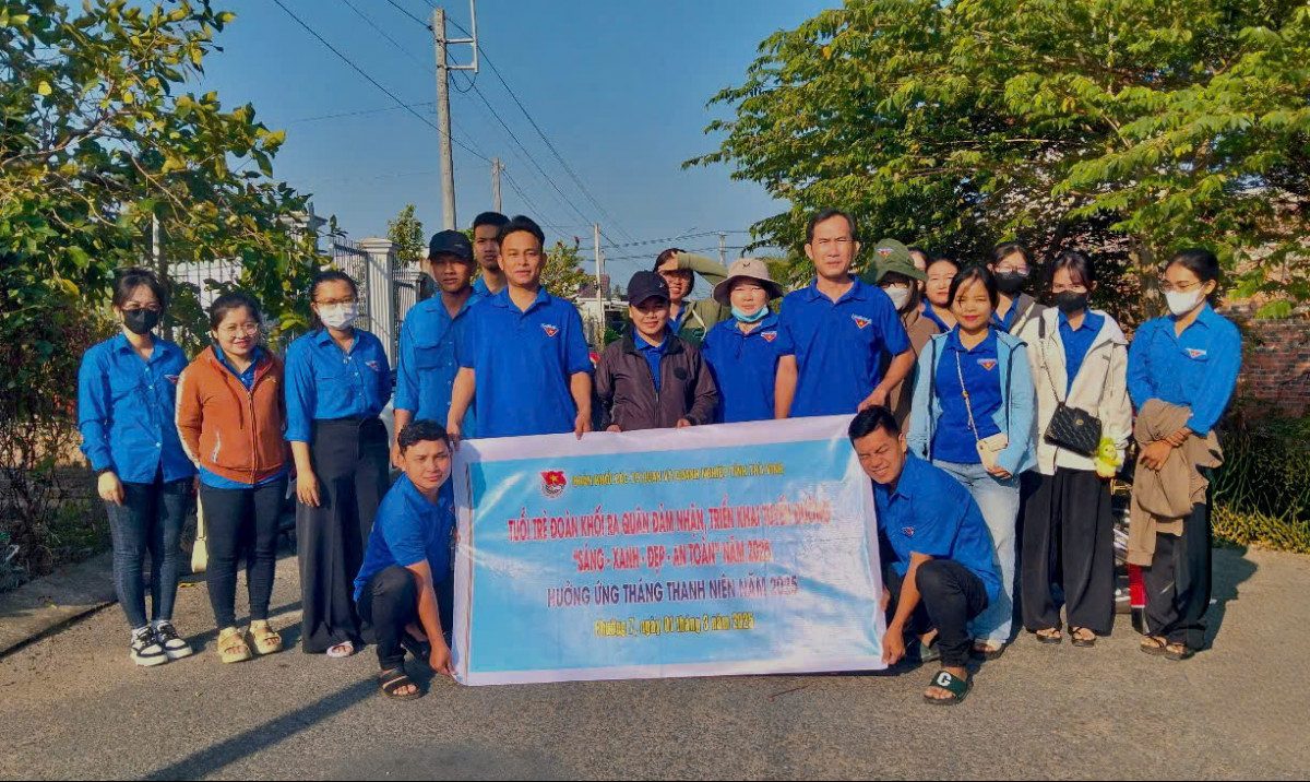 Tuổi trẻ Đoàn khối ra quan đảm nhận tuyến đường “Sáng – xanh – sạch – đẹp” năm 2025
